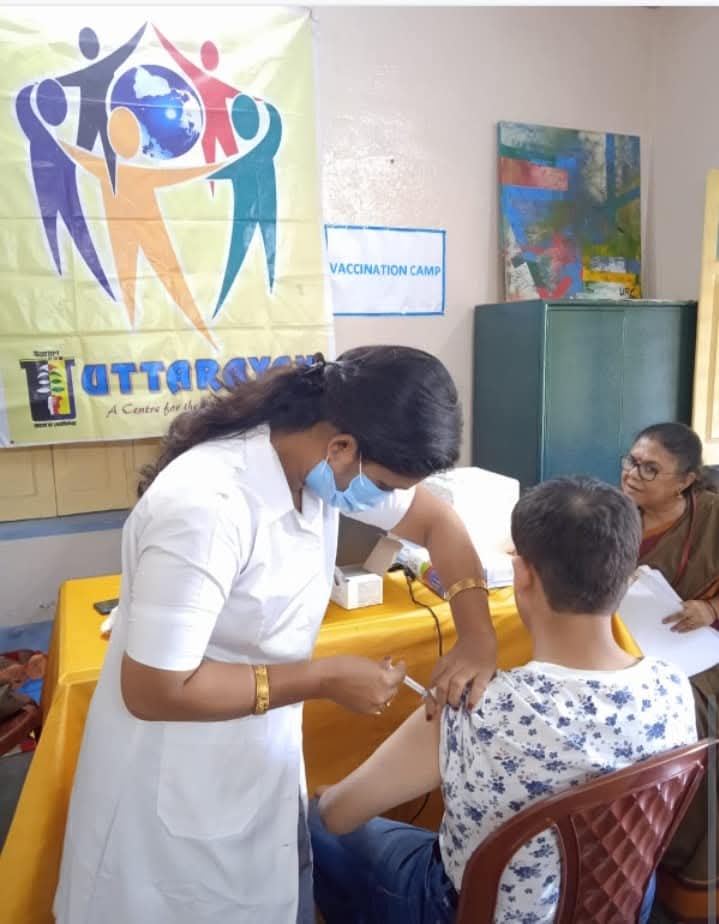 A women vaccinate a patient
